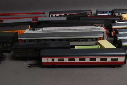 Set of mismatched HO wagons (accidents)