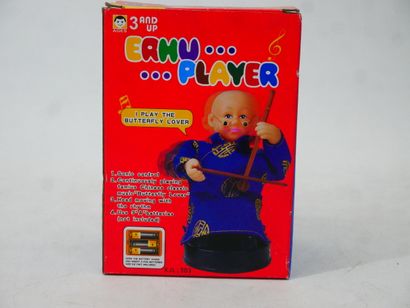 Lot including : 
- 1 ERHU PLAYER articulated...