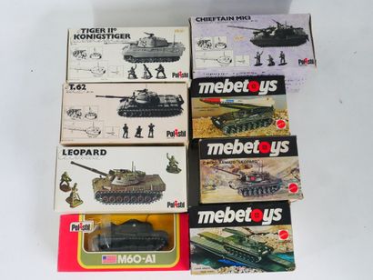 Lot comprenant :
-	 1 char Tigre en métal...