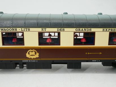 Painted metal lot, including:
- 1 Salon Pullman...