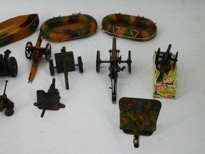 Lot comprenant 9 canons en fer et tôle lithographiée...