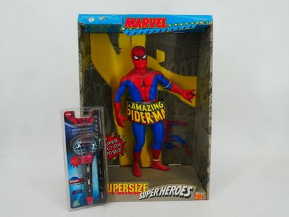 SPIDERMAN 
Lot including: 
- 1 large Spiderman...