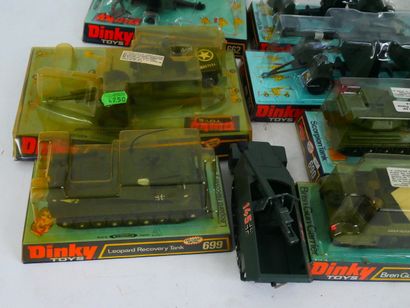 DINKY TOYS : 
Ensemble de 7 véhicules militaires...