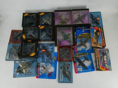 MAISTO :
Lot de 8 avions militaires en métal...