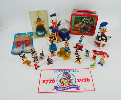 WALT DISNEY 
Lot including : 
- 1 set of...