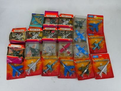 AVIONES METAL ERTL : 
Lot de 22 avions militaires...