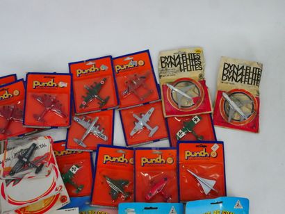 PUNCH, DYNA-FLITES, … :
Lot de 57 avions...