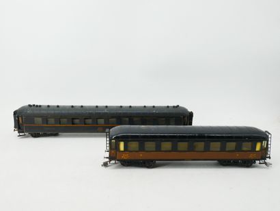 Painted metal lot, including:
- 3 passenger...