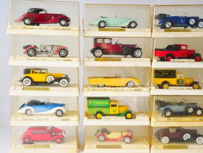 SOLIDO 
Lot de 37 voitures en métal peint.
Avec...