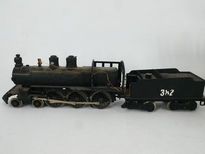 Lot including :
- 1 locomotive and its tender...