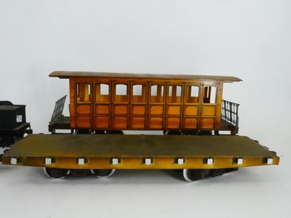 Lot including :
- 1 locomotive and its tender...