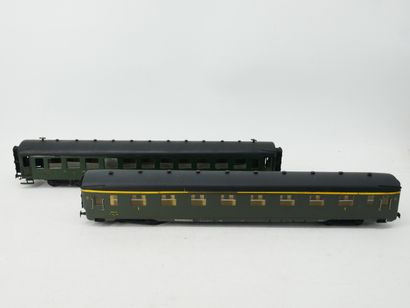 Painted metal lot, including:
- 3 passenger...
