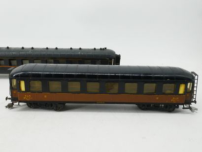 Painted metal lot, including:
- 3 passenger...