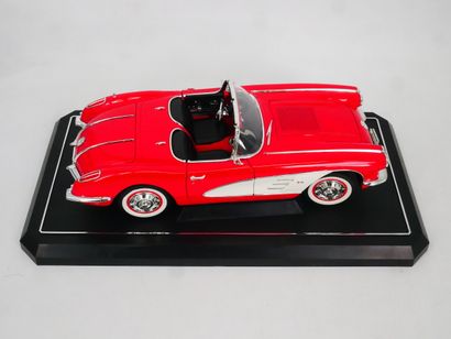 Lot comprenant :
-	 1 Jaguar XJ-220 en métal,...