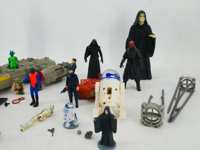 STARS WARS 
Lot including :
- 3 model ships.
-...