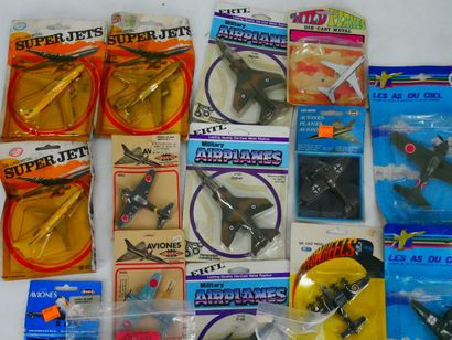 PUNCH, DYNA-FLITES, … :
Lot de 57 avions...