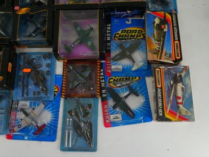 MAISTO :
Lot de 8 avions militaires en métal...