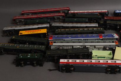 Set of mismatched HO wagons (accidents)
