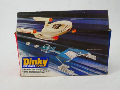 STAR TREK 
Lot including: 
- USS ENTERPRISE...
