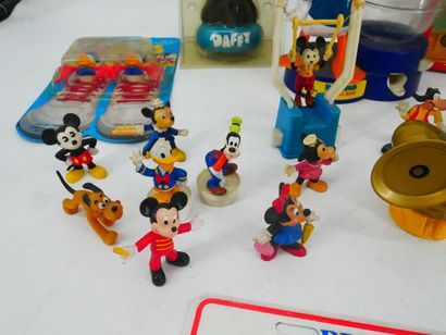 WALT DISNEY 
Lot including : 
- 1 set of...