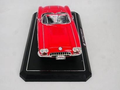 Lot comprenant :
-	 1 Jaguar XJ-220 en métal,...