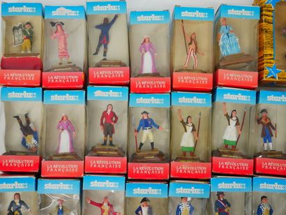 STARLUX:
Lot of 23 plastic figurines illustrating...