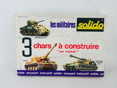 SOLIDO 
Lot comprenant : 
-	 3 chars en métal...