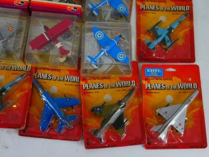 AVIONES METAL ERTL : 
Lot de 22 avions militaires...