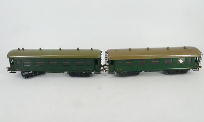 Lot including:
- 2 1st class passenger cars,...