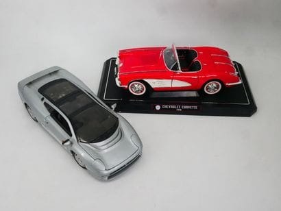 Lot comprenant :
-	 1 Jaguar XJ-220 en métal,...