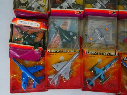 AVIONES METAL ERTL : 
Lot de 22 avions militaires...