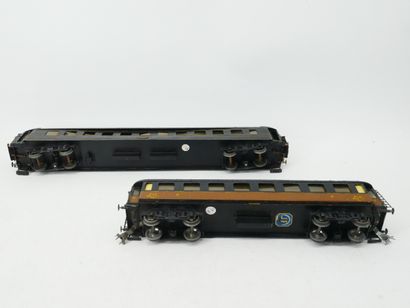 Painted metal lot, including:
- 3 passenger...