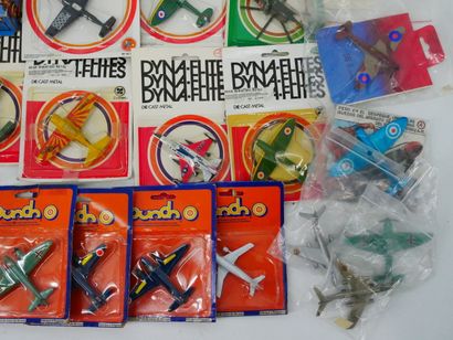 Lot de 32 avions civils et militaires en...