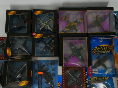 MAISTO :
Lot de 8 avions militaires en métal...