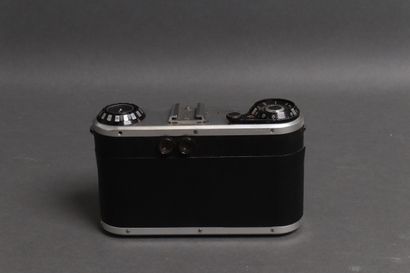 Lot :
- CORFIELD
Periflex model camera, obj....