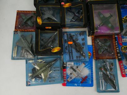 MAISTO :
Lot de 8 avions militaires en métal...