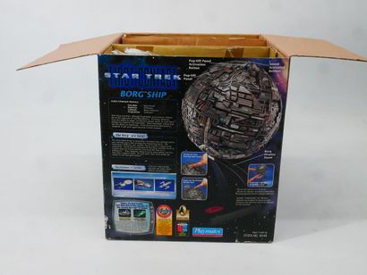STAR TREK 
Lot including: 
- BORG SHIP, Collectors...