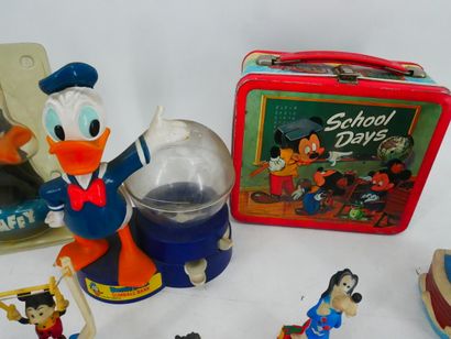 WALT DISNEY 
Lot including : 
- 1 set of...