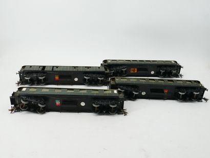 Painted metal lot, including:
- 3 passenger...