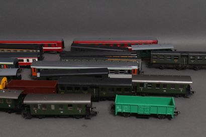 Set of mismatched HO wagons (accidents)