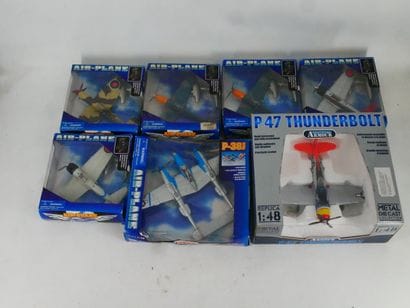 Lot comprenant : 
-	 6 avions en métal peint...