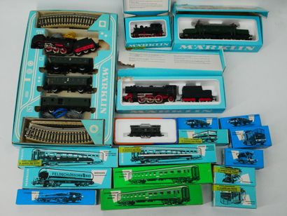 Important lot including: 
- 1 set containing...