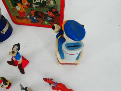 WALT DISNEY 
Lot including : 
- 1 set of...