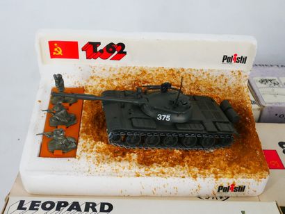 Lot comprenant :
-	 1 char Tigre en métal...