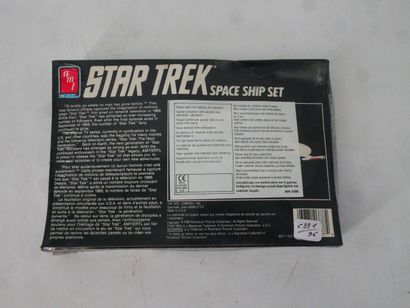 STAR TREK : 
Lot including: 
- STAR TREK...