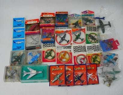 Lot de 32 avions civils et militaires en...