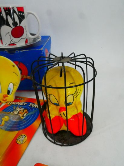WALT DISNEY 
Lot including:
- 1 Titi and...