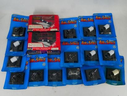 ERTL (USA) : 
Lot de 23 satellites et modules...