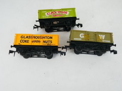 Lot including :
- 1 locomotive and its tender...