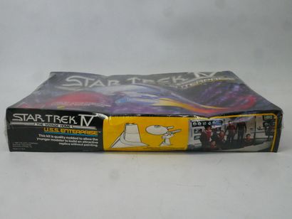 STAR TREK : 
Lot including: 
- STAR TREK...